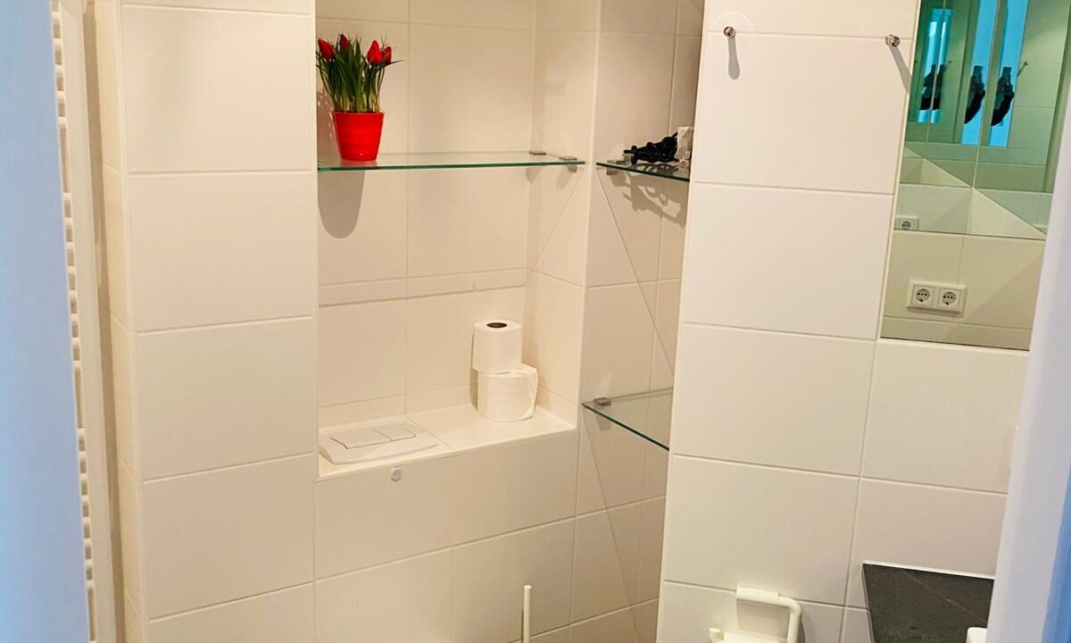 Bad mit Dusche unten