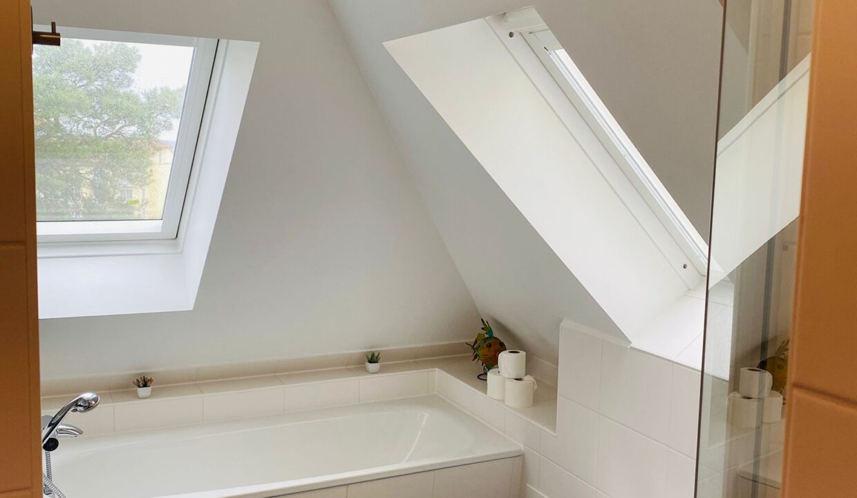 Badezimmer oben mit Badewanne