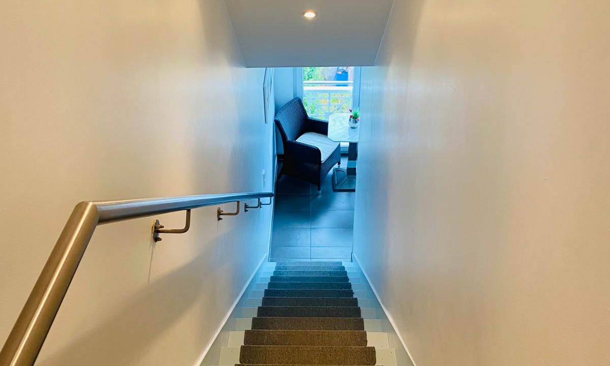 Treppe v.oberen Schlafzimmer zum WZ