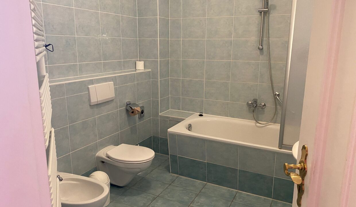 Badezimmer mit Badewanne und Bidet