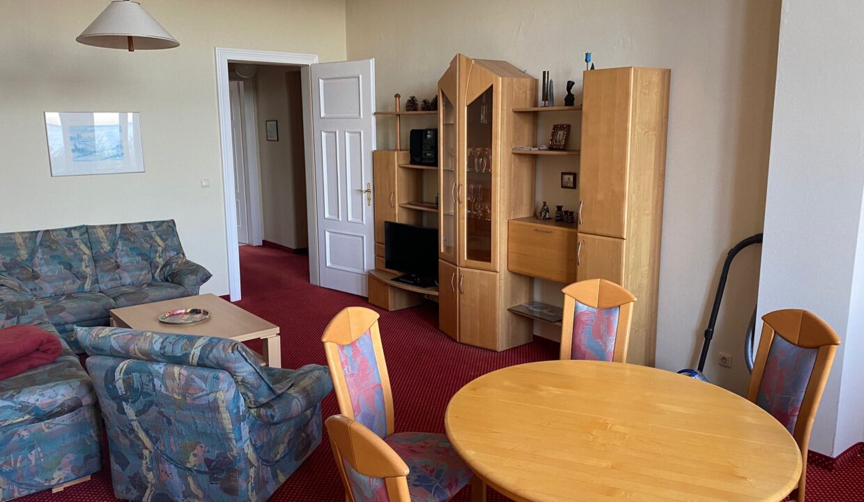 Wohnzimmer mit Couch und Esstisch