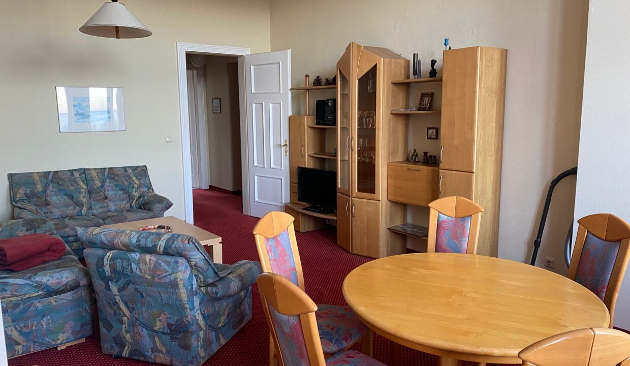 Wohnzimmer mit Esstisch und Couch